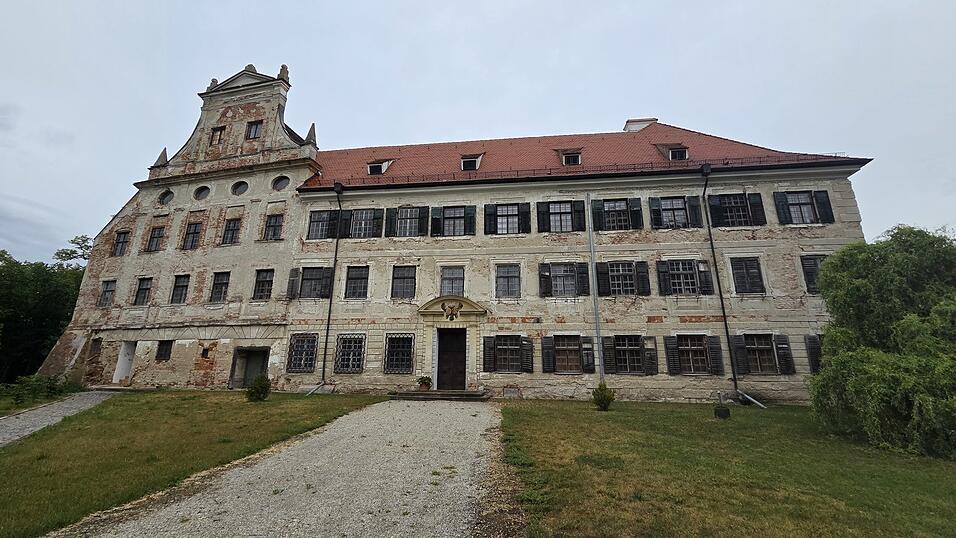 Das heutige Schloss entstand zwischen 1695 und 1700. Mit dem Bau begann Franz Reichsgraf von Haunsberg, der die Fertigstellung seines Herrensitzes jedoch nicht mehr erlebte. Seine Witwe Clara Mechtildis Theresia Gräfin von Haunsberg setzte die Arbeiten fort. Deren Tochter, Gräfin Maria Febronia, heiratete im Jahr 1700 Graf Leopold von Arco. Das heutige Schloss entstand zwischen 1695 und 1700. Mit dem Bau begann Franz Reichsgraf von Haunsberg, der die Fertigstellung seines Herrensitzes jedoch nicht mehr erlebte. Seine Witwe Clara Mechtildis Theresia Gräfin von Haunsberg setzte die Arbeiten fort. Deren Tochter, Gräfin Maria Febronia, heiratete im Jahr 1700 Graf Leopold von Arco.