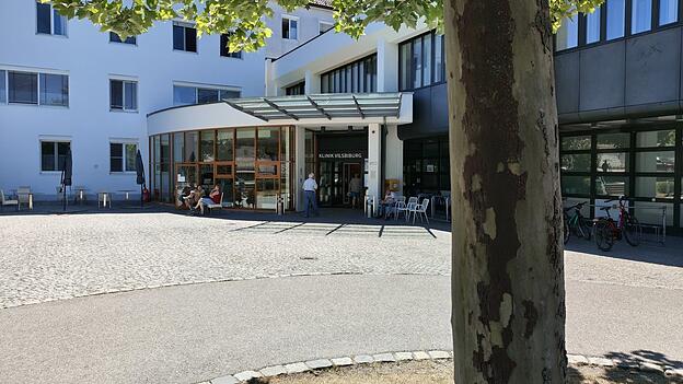 Schließt das Krankenhaus Vilsbiburg zukünftig um 17 Uhr? Das befürchtet zumindest Manuel Schott, Bürgermeister von Wurmsham. Das wäre seiner Meinung nach für viele Gemeinden im südlichen Landkreis fatal. In einer Resolution wendet er sich jetzt an Bund, Freistaat und LA-Regio. Schließt das Krankenhaus Vilsbiburg zukünftig um 17 Uhr? Das befürchtet zumindest Manuel Schott, Bürgermeister von Wurmsham. Das wäre seiner Meinung nach für viele Gemeinden im südlichen Landkreis fatal. In einer Resolution wendet er sich jetzt an Bund, Freistaat und LA-Regio.