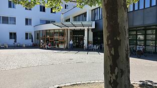 Schließt das Krankenhaus Vilsbiburg zukünftig um 17 Uhr? Das befürchtet zumindest Manuel Schott, Bürgermeister von Wurmsham. Das wäre seiner Meinung nach für viele Gemeinden im südlichen Landkreis fatal. In einer Resolution wendet er sich jetzt an Bund, Freistaat und LA-Regio. Schließt das Krankenhaus Vilsbiburg zukünftig um 17 Uhr? Das befürchtet zumindest Manuel Schott, Bürgermeister von Wurmsham. Das wäre seiner Meinung nach für viele Gemeinden im südlichen Landkreis fatal. In einer Resolution wendet er sich jetzt an Bund, Freistaat und LA-Regio.
