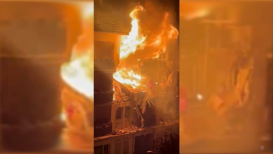Nach der Explosion schlugen Flammen aus dem Wohnhaus.