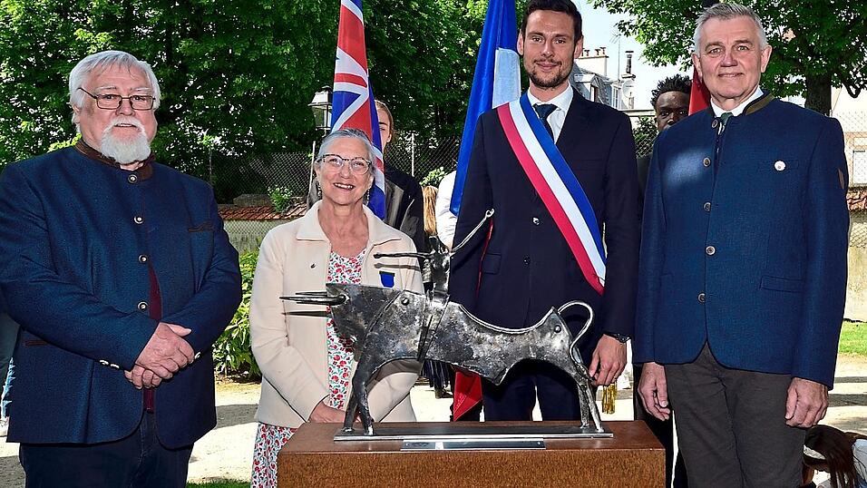 Als Gastgeschenk hatte die Moosburger Delegation auch ein geschmiedetes Kunstwerk, Europa auf dem Stier, von Johann Reif (links) mitgebracht.