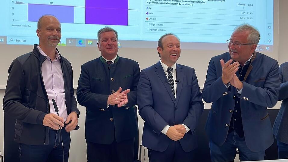 Erleichtert (v.l.): Alexander Kiy, Leiter Werksaufbau Straßkirchen bei BMW, Minister Christian Bernreiter, Straßkirchens Bürgermeister Christian Hirtreiter und Landrat Josef Laumer. Erleichtert (v.l.): Alexander Kiy, Leiter Werksaufbau Straßkirchen bei BMW, Minister Christian Bernreiter, Straßkirchens Bürgermeister Christian Hirtreiter und Landrat Josef Laumer.