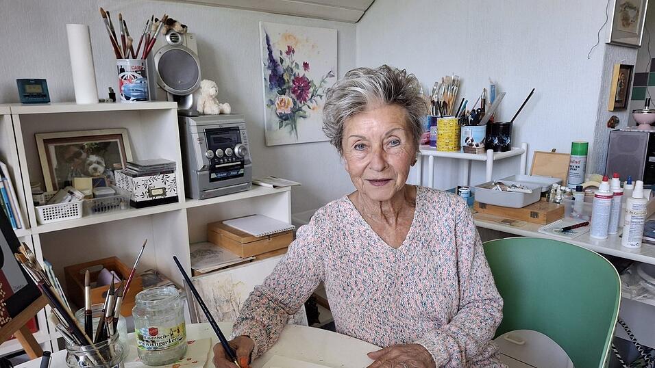 Marianne Bergner an ihrem Arbeitstisch in ihrem Atelier. Ihr Kreativort liegt im Dachgeschoss des Elternhauses. Marianne Bergner an ihrem Arbeitstisch in ihrem Atelier. Ihr Kreativort liegt im Dachgeschoss des Elternhauses.