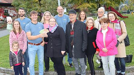 Einen Spendenbetrag in Höhe von 600 Euro übergibt Andreas Schmelmer vom Orga-Team „Inselfest“ an die Vorsitzende des Vereins „IGF Senior*innen“ Melanie Klimm. Mit dabei Christina und Joschi Pledl mit Kindern (v.l.), Carola und Michael Schrötter, Walter Kaunzner, Manuela Schmelmer, Marie-Luise Kolmer, Tamara Resch, Gundel Weise und Ulrike Kaunzner.