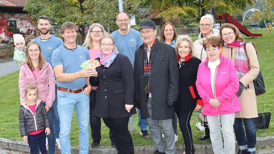 Einen Spendenbetrag in H&ouml;he von 600 Euro &uuml;bergibt Andreas Schmelmer vom Orga-Team &bdquo;Inselfest&ldquo; an die Vorsitzende des Vereins &bdquo;IGF Senior*innen&ldquo; Melanie Klimm. Mit dabei Christina und Joschi Pledl mit Kindern (v.l.), Carola und Michael Schr&ouml;tter, Walter Kaunzner, Manuela Schmelmer, Marie-Luise Kolmer, Tamara Resch, Gundel Weise und Ulrike Kaunzner.