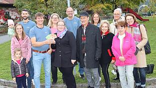 Einen Spendenbetrag in Höhe von 600 Euro übergibt Andreas Schmelmer vom Orga-Team „Inselfest“ an die Vorsitzende des Vereins „IGF Senior*innen“ Melanie Klimm. Mit dabei Christina und Joschi Pledl mit Kindern (v.l.), Carola und Michael Schrötter, Walter Kaunzner, Manuela Schmelmer, Marie-Luise Kolmer, Tamara Resch, Gundel Weise und Ulrike Kaunzner.