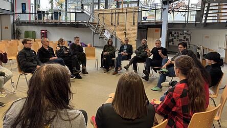 Jeder konnte Fragen stellen, im Laufe des Vormittags kamen immer wieder Interessierte vorbei.