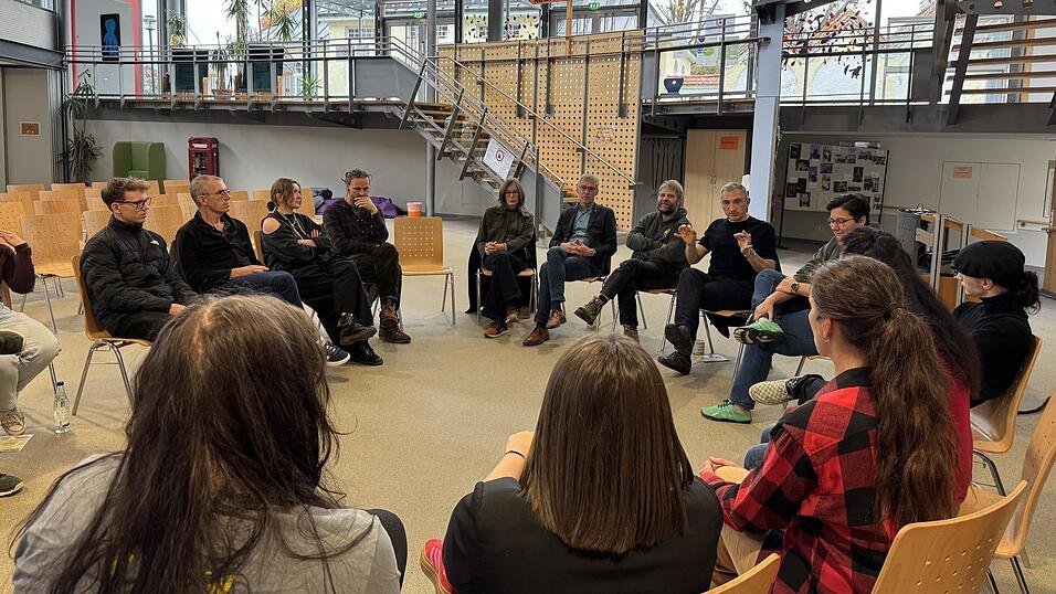 Jeder konnte Fragen stellen, im Laufe des Vormittags kamen immer wieder Interessierte vorbei. Jeder konnte Fragen stellen, im Laufe des Vormittags kamen immer wieder Interessierte vorbei.