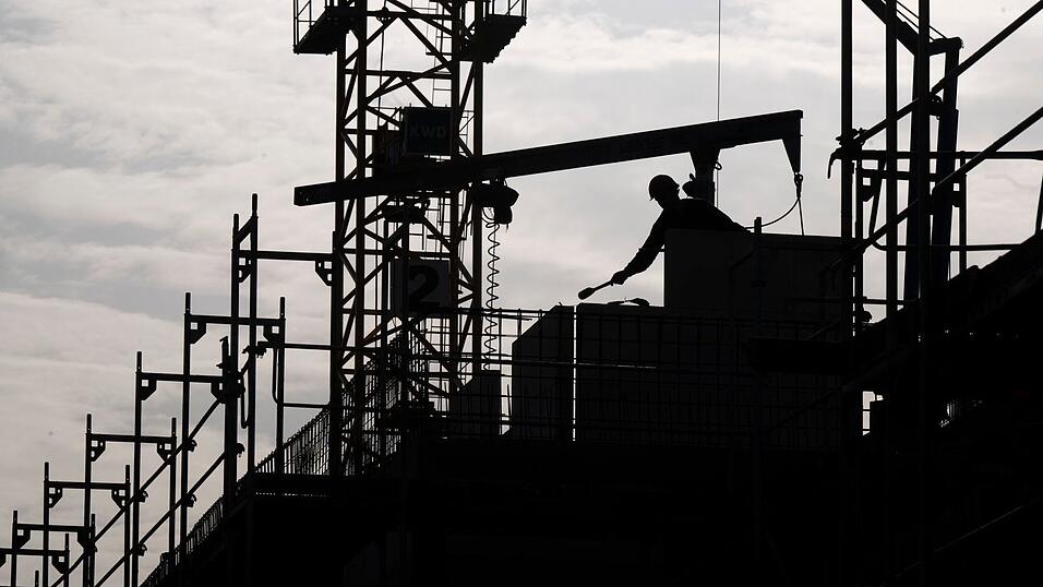 Die Perspektiven für die deutsche Wirtschaft sind laut Ifo-Institut trotz leicht erhöhter Konjunkturprognose mau. (Symbolbild) Die Perspektiven für die deutsche Wirtschaft sind laut Ifo-Institut trotz leicht erhöhter Konjunkturprognose mau. (Symbolbild)