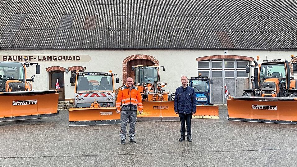 Bürgermeister Herbert Blascheck (re.) und Bauhofleiter Heribert Roithmeier stehen vor den Einsatzfahrzeugen. Der Langquaider Bauhof ist pünklich zu den ersten Schneeflocken für den Winterdienst gerüstet. Bürgermeister Herbert Blascheck (re.) und Bauhofleiter Heribert Roithmeier stehen vor den Einsatzfahrzeugen. Der Langquaider Bauhof ist pünklich zu den ersten Schneeflocken für den Winterdienst gerüstet.