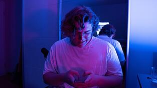 Die Liedtexte im Mittelpunkt: Benedikt Obermaier alias Beamy beim Songschreiben in seinem Aufnahmestudio. Die Liedtexte im Mittelpunkt: Benedikt Obermaier alias Beamy beim Songschreiben in seinem Aufnahmestudio.