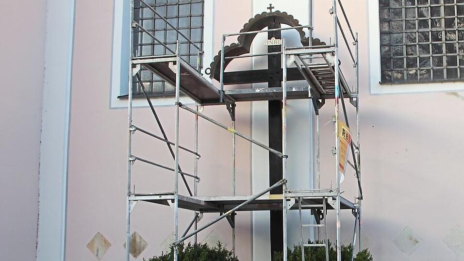 Das Gerüst vor dem leeren Kreuz an der Stadtpfarrkirche St. Mariä Himmelfahrt bleibt stehen, bis Jesus und Maria vor Weihnachten an ihren angestammten Platz zurückkehren. Das Gerüst vor dem leeren Kreuz an der Stadtpfarrkirche St. Mariä Himmelfahrt bleibt stehen, bis Jesus und Maria vor Weihnachten an ihren angestammten Platz zurückkehren.