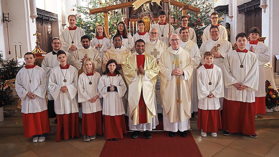 Pfarrer Jose feierte das 25-jährige Priesterjubiläum und durfte sich über zahlreiche Gratulanten freuen. Pfarrer Jose feierte das 25-jährige Priesterjubiläum und durfte sich über zahlreiche Gratulanten freuen.