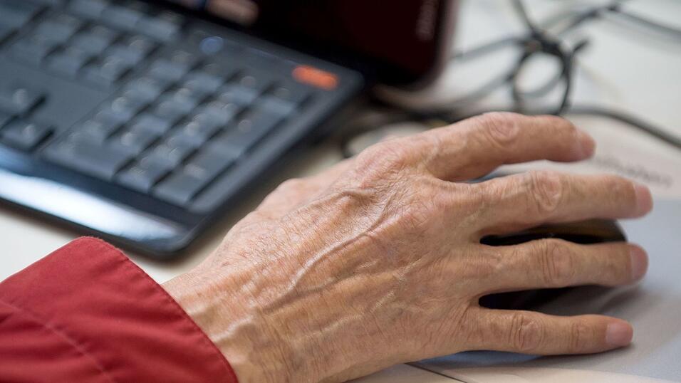 Wer auch im Alter arbeitet, soll bis zu 2.000 Euro steuerfrei verdienen können. (Symbolbild)