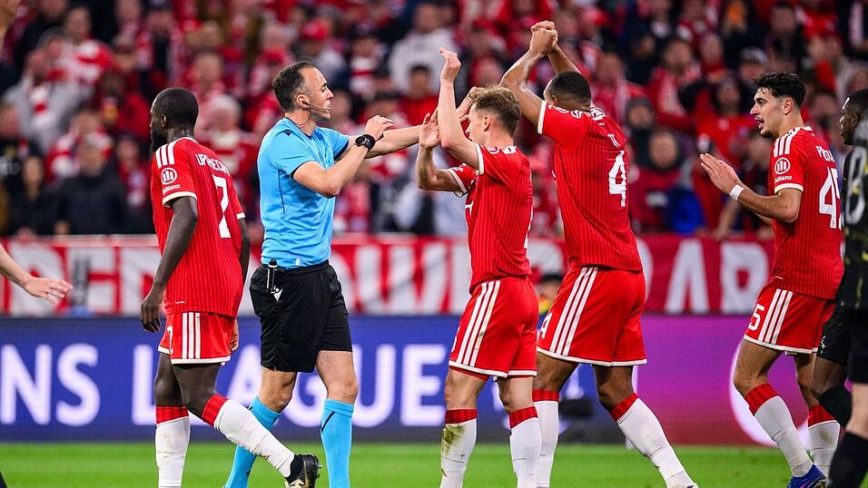 Die Bayern-Profis Joshua Kimmich und Jonathan Tah (M) best&uuml;rmen aufgebracht Schiedsrichter Jo&atilde;o Pinheiro.