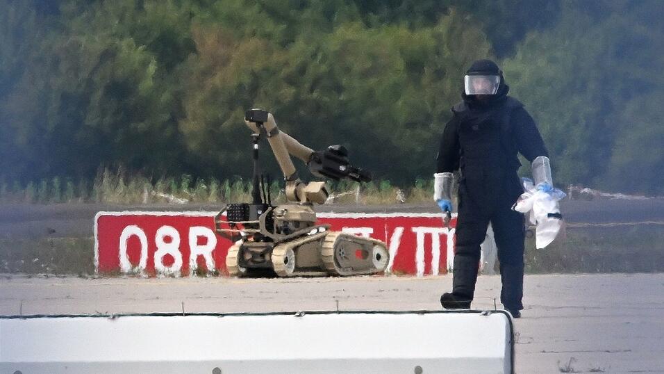 Ein Sprengroboter kam nach dem Drohnenfund zum Einsatz. Ein Sprengroboter kam nach dem Drohnenfund zum Einsatz.