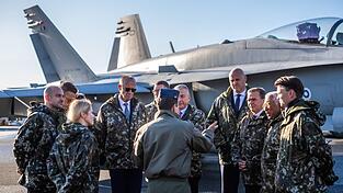 Am Rande des Gipfels besuchten Bundeskanzler Friedrich Merz und die anderen Teilnehmer den Luftwaffenstützpunkt Lapland Air Wing. Am Rande des Gipfels besuchten Bundeskanzler Friedrich Merz und die anderen Teilnehmer den Luftwaffenstützpunkt Lapland Air Wing.