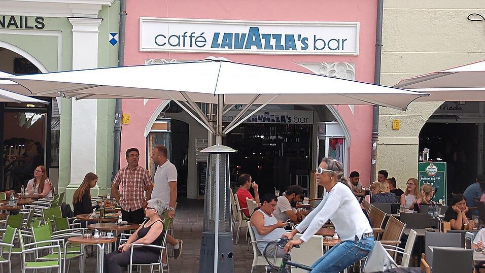 Das 'Lavazza' in der Altstadt erhält einen neuen Pächter. Für den Gast wird sich aber so gut wie nichts ändern, verspricht der neue Geschäftsführer Ludwig Kellermann: 'Wir werden das Café in bewährter Weise fortführen.' Das 'Lavazza' in der Altstadt erhält einen neuen Pächter. Für den Gast wird sich aber so gut wie nichts ändern, verspricht der neue Geschäftsführer Ludwig Kellermann: 'Wir werden das Café in bewährter Weise fortführen.'