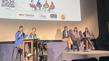 Eva-Maria Meier (von links) und Katharina Asen-Molz gaben die Publikumsfragen an Sarah Kittel-Schneider, Claudia Alkofer und Antonia Wolf weiter.