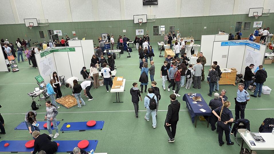 Die Dreifachturnhalle war bei &bdquo;Berufe-live&ldquo; mit verschiedenen Stationen der unterschiedlichen Berufsbranchen besetzt - und die Sch&uuml;ler konnten viel lernen und ausprobieren.