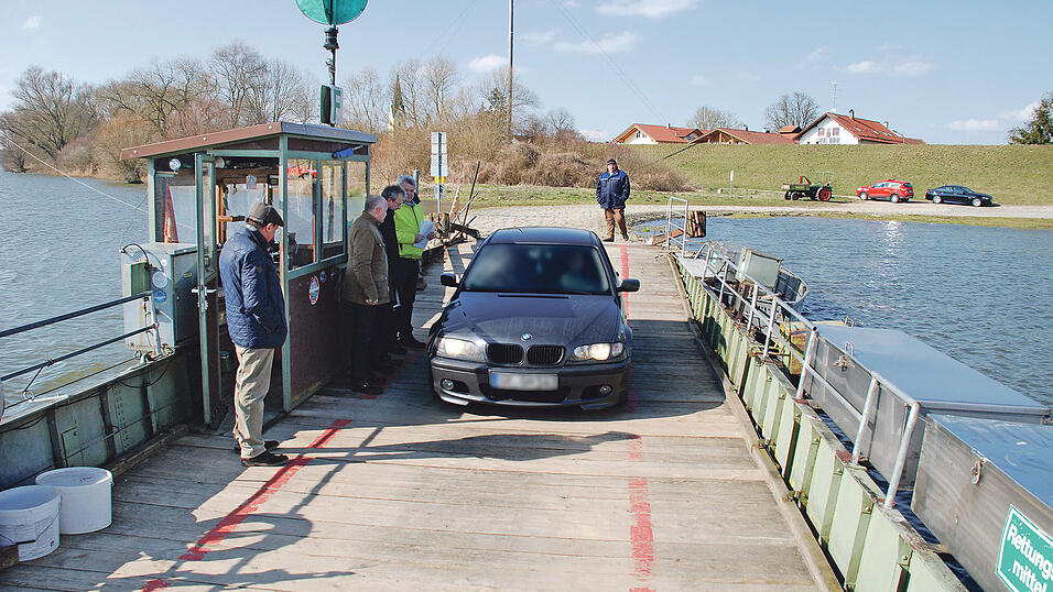 Ein Auto rollt auf die F&auml;hre, w&auml;hrend Landrat Josef Laumer (Dritter von links) darauf zu Gast ist: Das war eine Szene aus dem M&auml;rz 2016. Nur einen Monat sp&auml;ter sollte die historische Seilf&auml;hre w&auml;hrend einer &Uuml;berfahrt versinken.