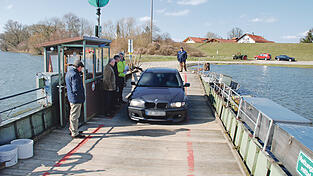 Ein Auto rollt auf die F&auml;hre, w&auml;hrend Landrat Josef Laumer (Dritter von links) darauf zu Gast ist: Das war eine Szene aus dem M&auml;rz 2016. Nur einen Monat sp&auml;ter sollte die historische Seilf&auml;hre w&auml;hrend einer &Uuml;berfahrt versinken.