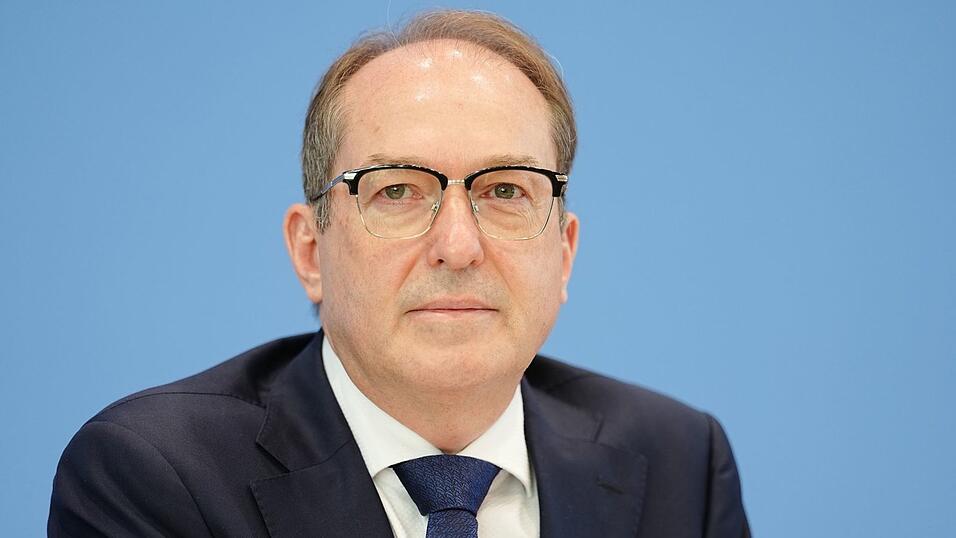 Bundesinnenminister Alexander Dobrindt (CSU) verk&uuml;ndete vergangenes Jahr Vereinbarungen mit Italien und Griechenland. (Archivbild)
