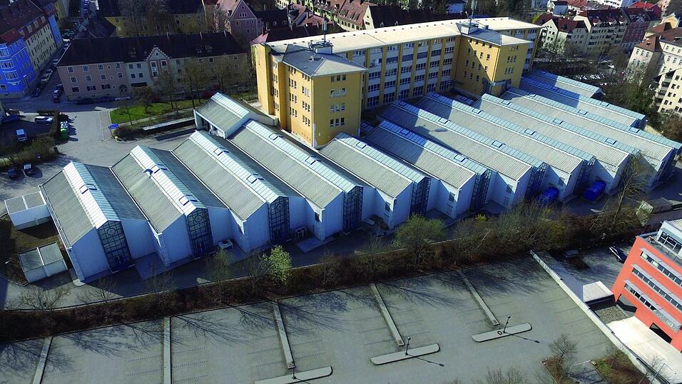 Das Betriebsgel&auml;nde in der Gutenbergstra&szlig;e mit dem Altbau aus dem Jahr 1957 und dem 7.800 qm gro&szlig;en Erweiterungsbau f&uuml;r Druck und Bindung aus dem Jahr 1989/90