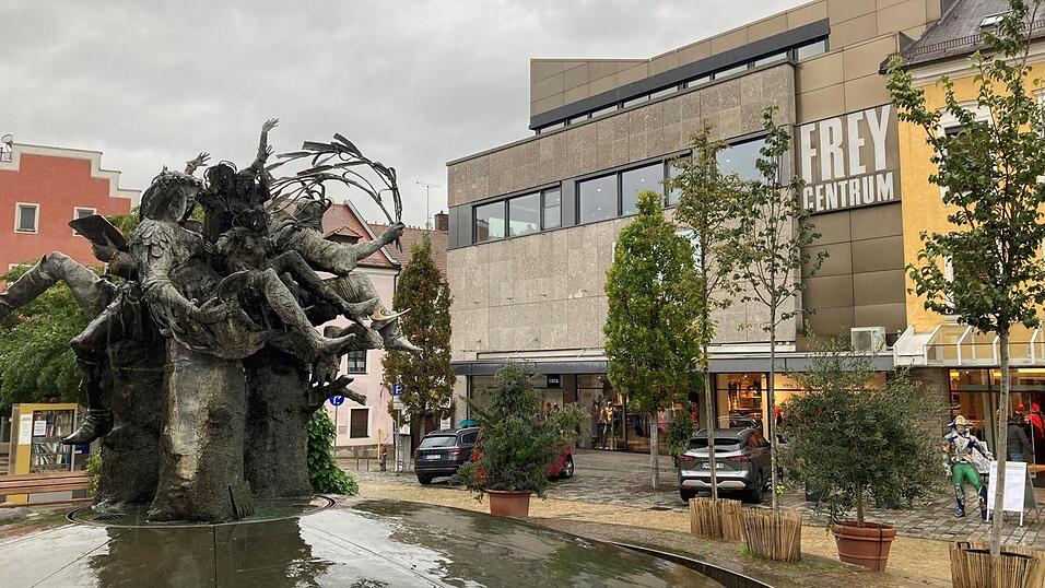 Frey will sein Modehaus am Chamer Marktplatz neu aufstellen und zu einem Magneten auch für auswärtige Kunden machen. Frey will sein Modehaus am Chamer Marktplatz neu aufstellen und zu einem Magneten auch für auswärtige Kunden machen.