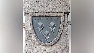 Dieses Wappen findet sich in Kitzbühel an einer Säule neben dem Rathaus.