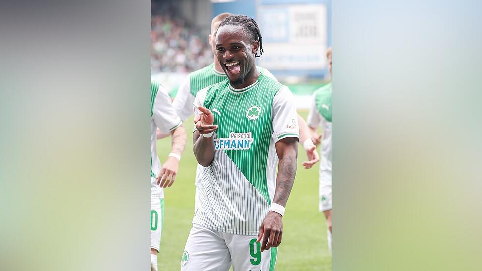 F&uuml;rth-St&uuml;rmer Noel Futkeu jubelt nach einer Gala-Vorstellung gegen Darmstadt.