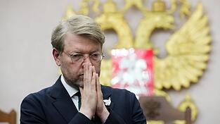 Der Chef der liberalen russischen Oppositionspartei Jabloko, Nikolai Rjabkow, beklagte vor Gericht einen Mangel an Beweisen für den Ausschluss von der Wahl. Der Chef der liberalen russischen Oppositionspartei Jabloko, Nikolai Rjabkow, beklagte vor Gericht einen Mangel an Beweisen für den Ausschluss von der Wahl.