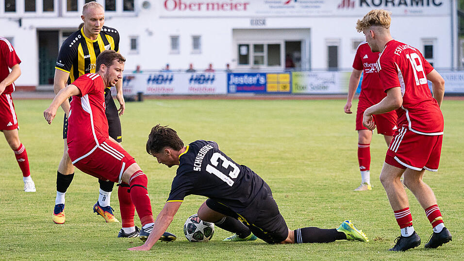 Im Rahmen der Vorbereitung setzte sich der FSV Landau (in roten Trikots) mit 3:1 gegen den TSV Oberschneiding durch, im Punktspiel wollen die Bergstädter diesen Erfolg wiederholen. Im Rahmen der Vorbereitung setzte sich der FSV Landau (in roten Trikots) mit 3:1 gegen den TSV Oberschneiding durch, im Punktspiel wollen die Bergstädter diesen Erfolg wiederholen.