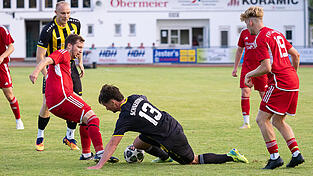 Im Rahmen der Vorbereitung setzte sich der FSV Landau (in roten Trikots) mit 3:1 gegen den TSV Oberschneiding durch, im Punktspiel wollen die Bergstädter diesen Erfolg wiederholen. Im Rahmen der Vorbereitung setzte sich der FSV Landau (in roten Trikots) mit 3:1 gegen den TSV Oberschneiding durch, im Punktspiel wollen die Bergstädter diesen Erfolg wiederholen.