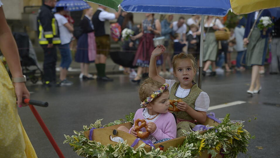 Zahlreiche Musik- und Trachtengruppen zogen nach dreij&auml;hriger Pause am Freitagabend zum Festplatz Am Hagen.&nbsp;