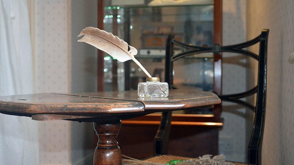 An diesem Holztischchen in Chawton soll Jane Austen ihre Romane geschrieben haben. (Archivbild) An diesem Holztischchen in Chawton soll Jane Austen ihre Romane geschrieben haben. (Archivbild)