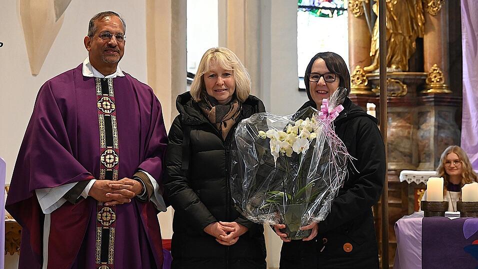 Pater Joshy w&uuml;rdigte die alte und die neue Pfarrbriefgestalterin.
