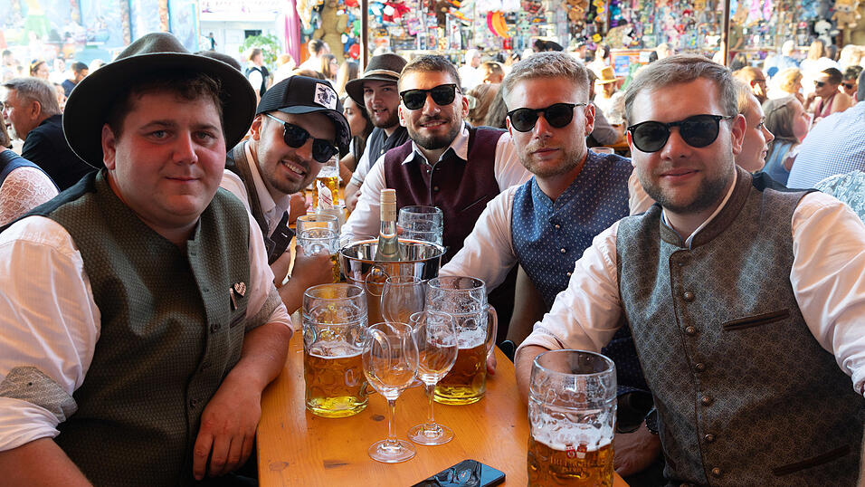 Die Partybilder vom Dienstag, 11. August, aus dem Festzelt Krönner. Die Partybilder vom Dienstag, 11. August, aus dem Festzelt Krönner.
