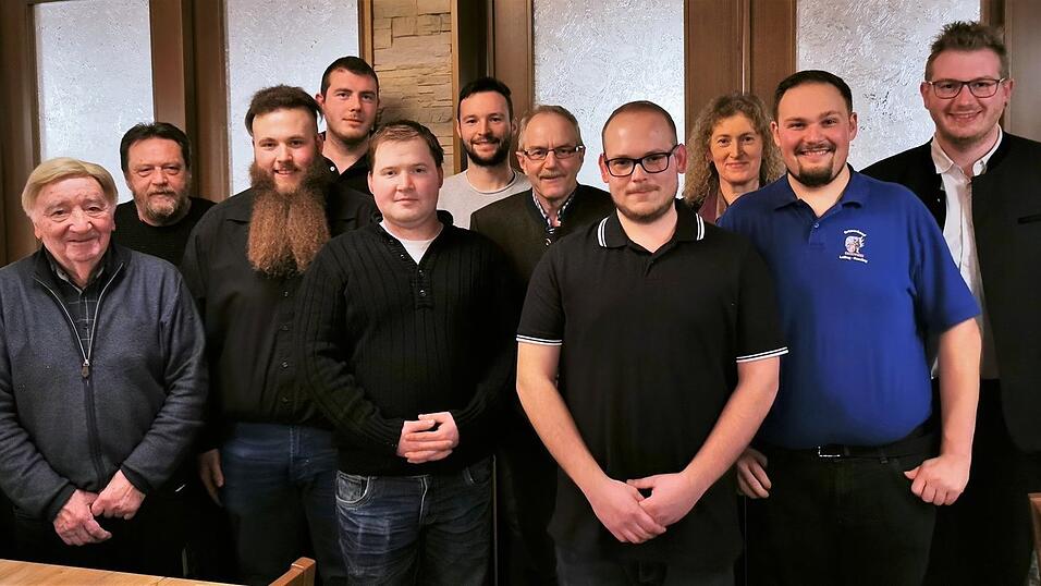 Gemeinsam für Lalling (v. l.): Ehrenmitglied Max Duschl mit den Gemeinderatskandidaten Arthur Maier, Andreas Maier, Andreas Ellerbeck, Tobias Oswald, Johannes Duschl, Franz-Xaver Pfeffer, Daniel Ottl, Waltraud Pfeffer, Albert Maier und Bürgermeisterkandidat Thomas Pfeffer Gemeinsam für Lalling (v. l.): Ehrenmitglied Max Duschl mit den Gemeinderatskandidaten Arthur Maier, Andreas Maier, Andreas Ellerbeck, Tobias Oswald, Johannes Duschl, Franz-Xaver Pfeffer, Daniel Ottl, Waltraud Pfeffer, Albert Maier und Bürgermeisterkandidat Thomas Pfeffer