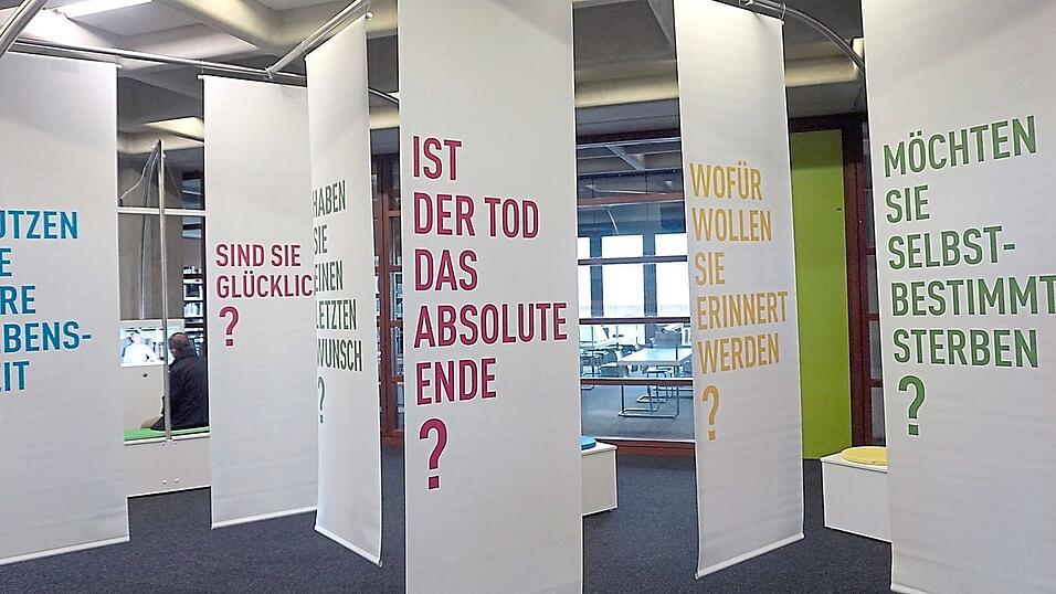 Blick auf die Plakatwände der Ausstellung. Blick auf die Plakatwände der Ausstellung.