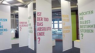 Blick auf die Plakatwände der Ausstellung. Blick auf die Plakatwände der Ausstellung.