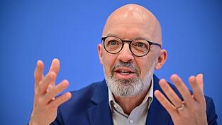 Ifo-Chefkonjunkturforscher Timo Wollmersh&auml;user und seine Kollegen haben ihre Wachstumsprognose f&uuml;r die deutsche Wirtschaft &uuml;berraschend stark erh&ouml;ht. (Archiv)