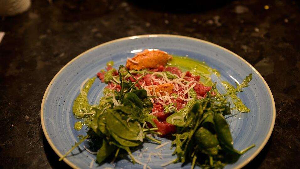Sebastian Völkl aus dem Jedermann empfiehlt Carpaccio vom Rinderfilet an Kräutersalat, Apfel-Tomaten-Anis-Soße, Parmesan und Basilikumöl.