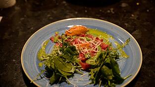 Sebastian Völkl aus dem Jedermann empfiehlt Carpaccio vom Rinderfilet an Kräutersalat, Apfel-Tomaten-Anis-Soße, Parmesan und Basilikumöl.