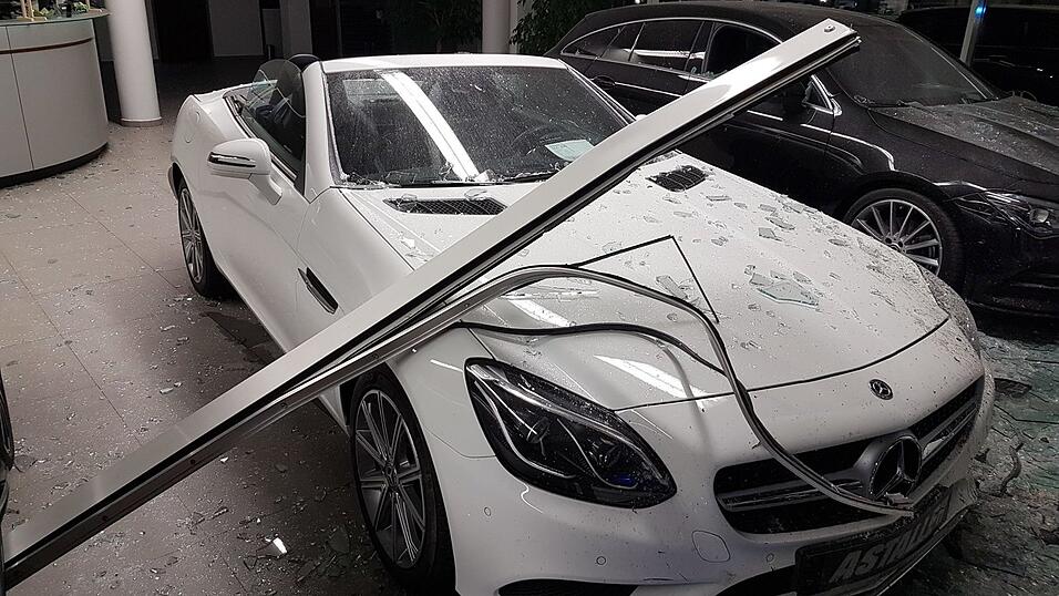 Ein Autofahrer ist in Rottenburg in den Verkaufsraum eines Autohauses gefahren.