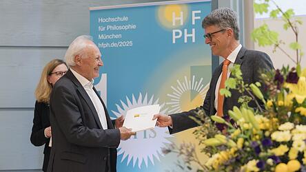 Mit diesem Sommersemester endet die Zeit von Erwin Huber (l.) an der Hochschule für Philosophie in München. Im April überreichte ihm Dekan Georg Sans das Zertifikat „Wirtschaftsethik“.