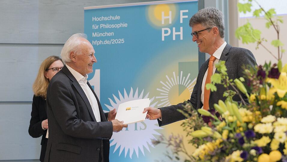 Mit diesem Sommersemester endet die Zeit von Erwin Huber (l.) an der Hochschule f&uuml;r Philosophie in M&uuml;nchen. Im April &uuml;berreichte ihm Dekan Georg Sans das Zertifikat &bdquo;Wirtschaftsethik&ldquo;.