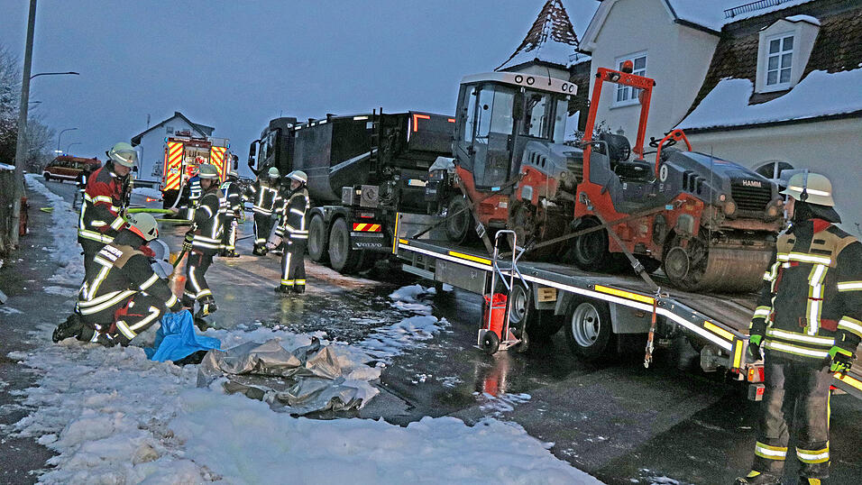Mit Dichtkissen verhindert die Feuerwehr, dass weiteres Öl in die Kanalisation gelangt.