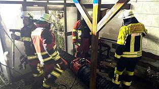 Mit einem Be- und Entl&uuml;ftungsger&auml;t wurde der Brandrauch aus dem Gew&auml;chshaus abgesaugt.