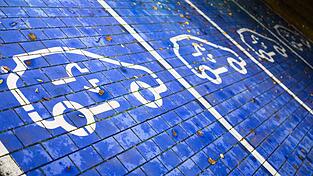 Nach rund zwei Jahren F&ouml;rderstopp gibt der Staat wieder Geld f&uuml;r den Kauf von Elektroautos.